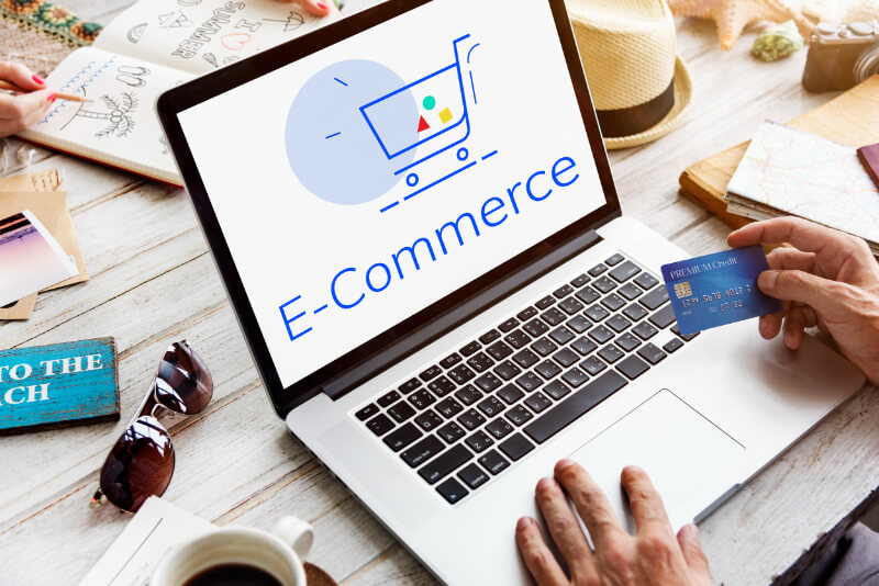 "E-commerce" - grafika wyświetlona na laptopie