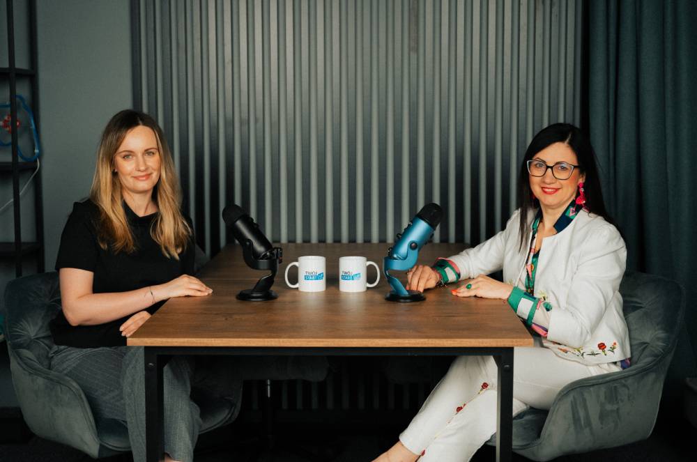 Aleksandra Marciniak i psycholożka Agnieszka Czajkowska-Wendorff podczas nagrania rozmowy w studiu Twojego StartUpu