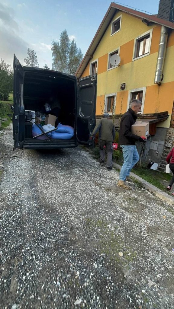 Marcin Brodowski niesie paczki z pomocą humanitarną dla powodzian na Dolnym Śląsku