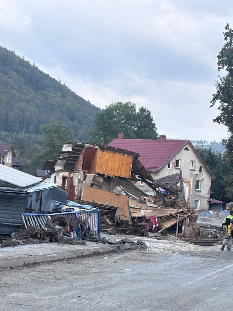 Zawalony budynek po powodzi na Dolnym Śląsku, fotografia autorstwa Marcina Brodowskiego