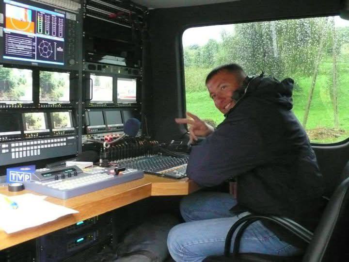 Marcin Brodowski w wozie transmisyjnym TVP3 Wrocław przy panelu realizatorskim w czasie powodzi 1997 roku