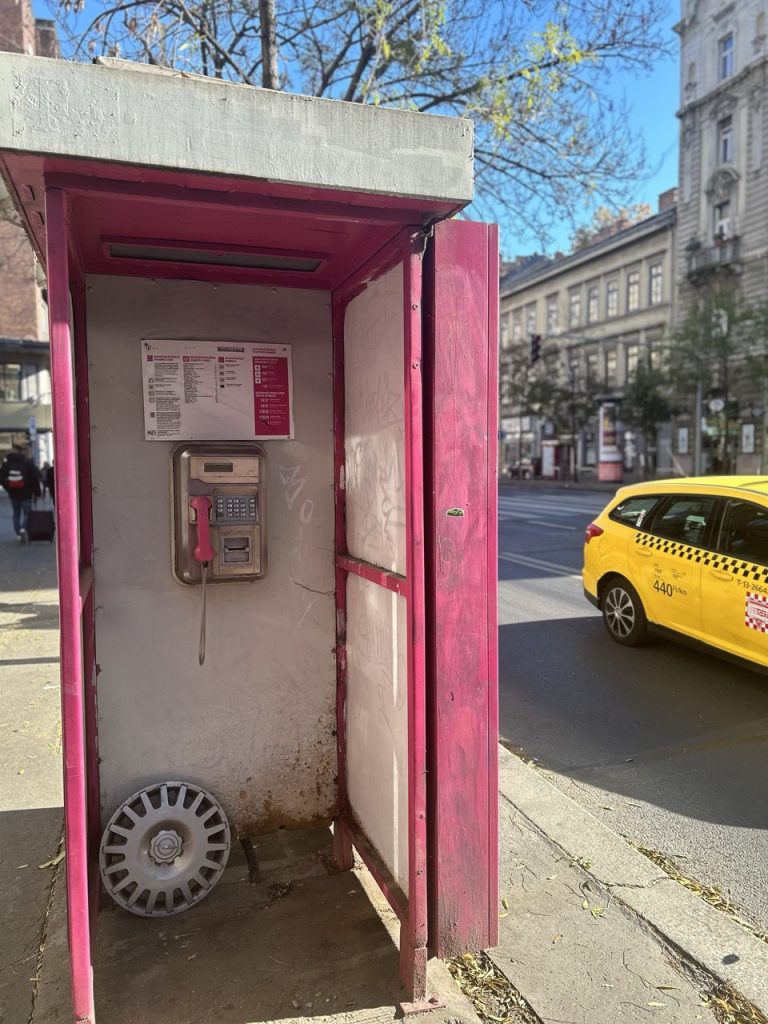 Różowa budka telefoniczna w Budapeszcie sfotografowana przez Aleksandrę Marciniak – symbol życia offline w erze smartfonów