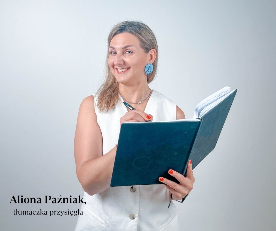 Aliona Paźniak, tłumaczka przysięgła, uśmiecha się i trzyma otwarty notes podczas pracy