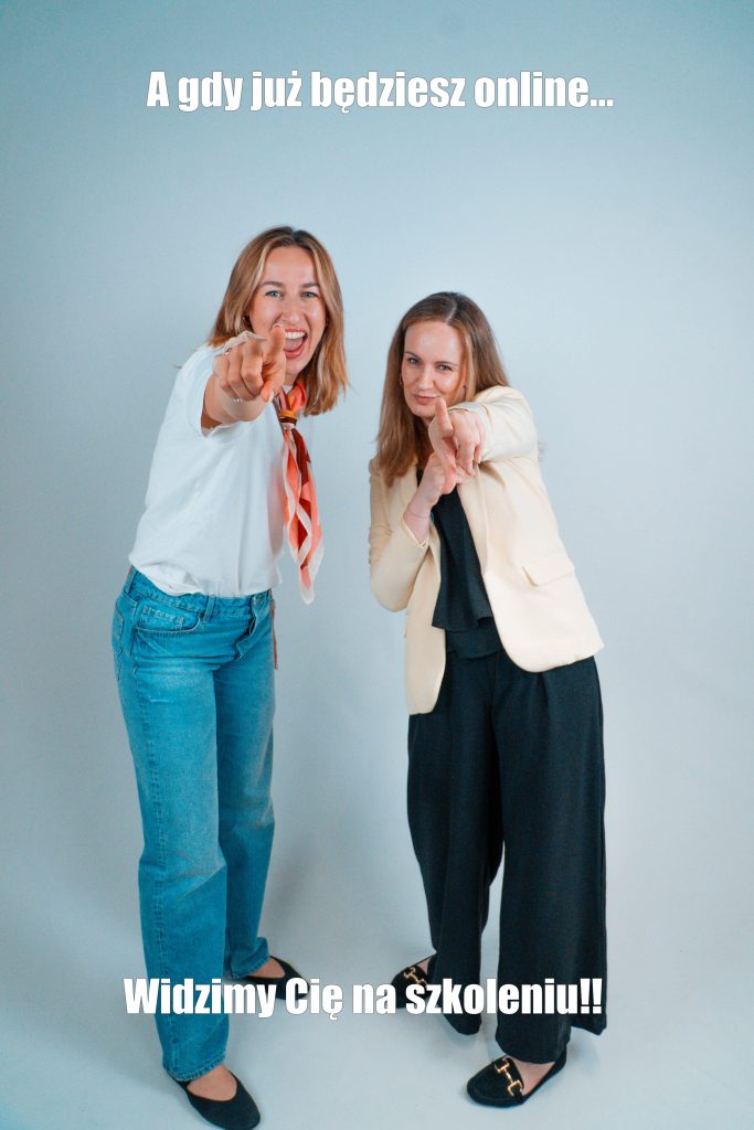 Aleksandra Marciniak i Martyna Włodarczyk wskazują w stronę obiektywu z napisem: A gdy już będziesz online… Widzimy Cię na szkoleniu!
