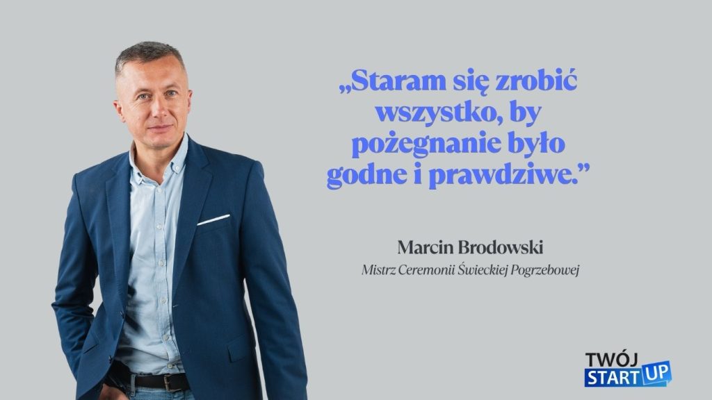 Marcin Brodowski, Mistrz Ceremonii Świeckiej Pogrzebowej, z cytatem: „Staram się zrobić wszystko, by pożegnanie było godne i prawdziwe”