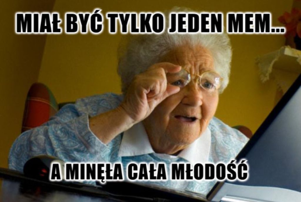 Meme z babcią patrzącą przez okulary na ekran laptopa z podpisem: 'Miał być tylko jeden mem... a minęła cała młodość'