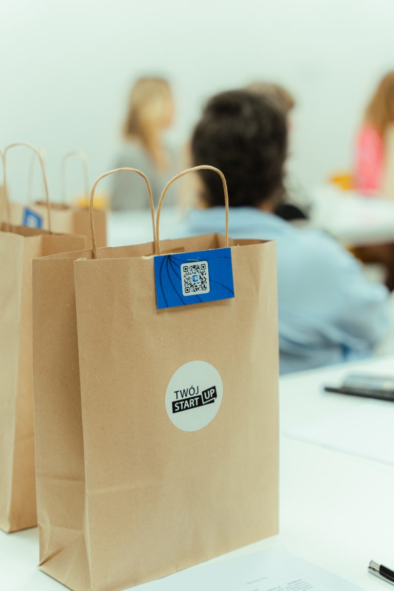 Papierowa torba z logo Twój StartUp – upominek dla uczestników szkolenia masterclass „Biznes bez filtra”