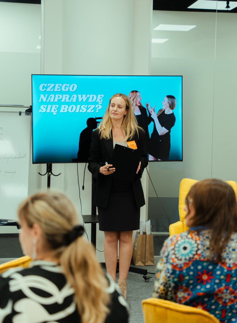 Aleksandra Marciniak prowadząca szkolenie masterclass „Biznes bez filtra” w Warszawie, mówiąca o odwadze w biznesie