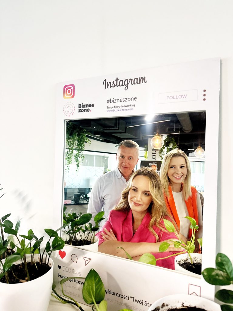 Aleksandra Marciniak, Marcin Brodowski i Dominika Soja-Blat w kreatywnej ramce Instagram podczas spotkania „Środa w TS” w Fundacji Twój StartUp we Wrocławiu.