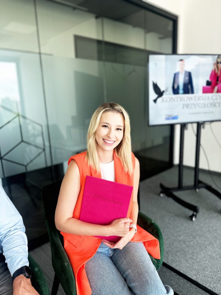 Dominika Soja-Blat, mistrzyni ślubów humanistycznych, podczas spotkania „Środa w TS” we Wrocławiu w Fundacji Twój StartUp. Na zdjęciu z teczką „Ślub humanistyczny”.