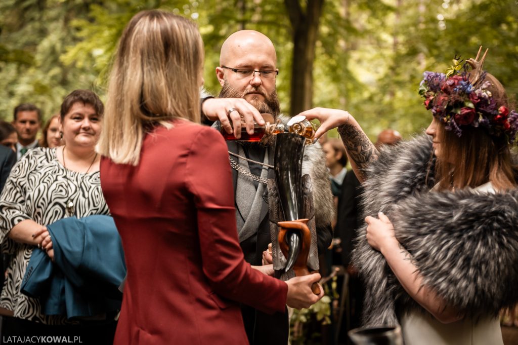 Ślub pary młodej w strojach wikingów. Ceremonię humanistyczną prowadzi Dominika Soja-Blat, mistrzyni ślubów humanistycznych.