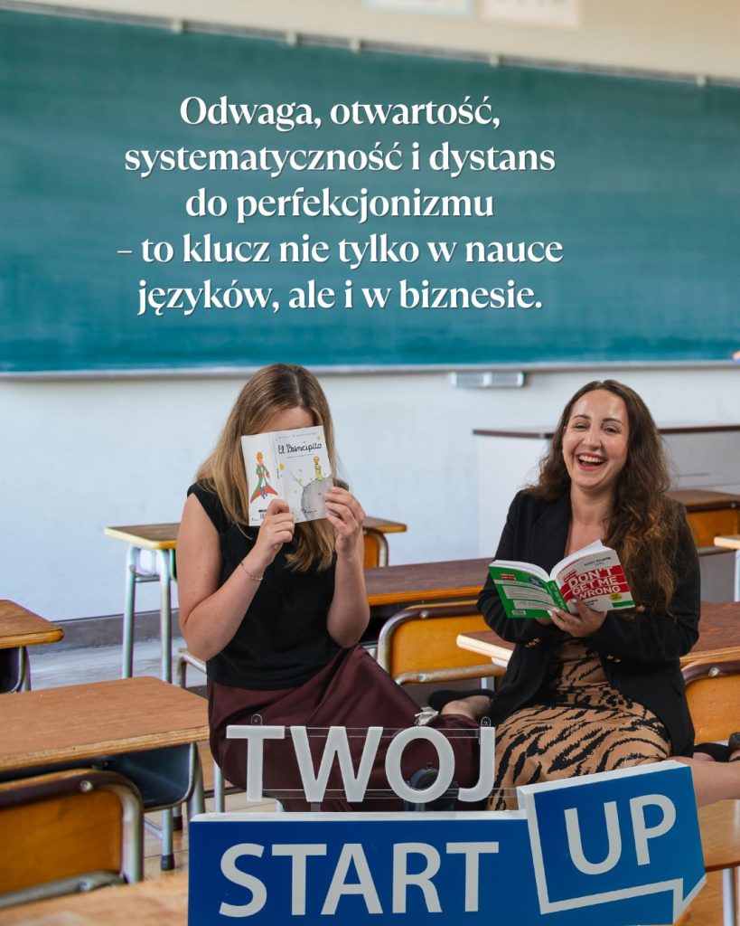 Aleksandra Marciniak i Kamila Kwiatkowska siedzą w szkolnej sali, czytają książki i śmieją się. Na grafice cytat o odwadze, systematyczności i dystansie do perfekcjonizmu w nauce języków i biznesie.