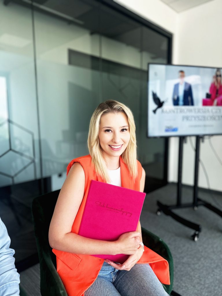Dominika Soja-Blat, mistrzyni ślubów humanistycznych, podczas spotkania „Środa w TS” w Fundacji Twój StartUp we Wrocławiu.