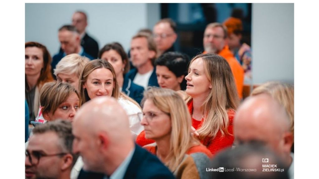 Aleksandra Marciniak i Martyna Włodarczyk podczas spotkania LinkedIn Local Warszawa wśród uczestników wydarzenia