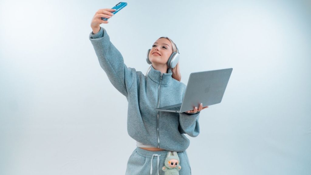 Oliwia Cech w stylizacji pokolenia Gen Z – selfie ze smartfonem, laptop i słuchawki, charakterystyczny styl młodego pokolenia