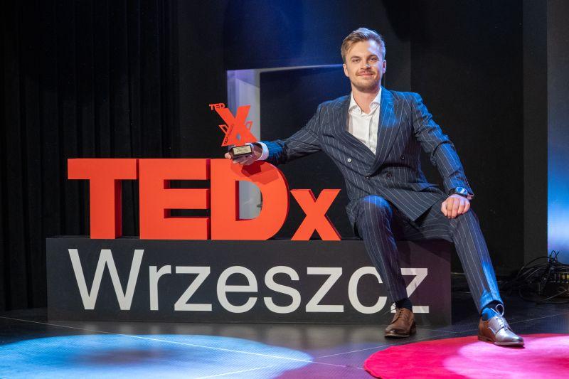 Dominik Markowski, ekspert ds. zarządzania projektami i trener umiejętności miękkich, podczas wystąpienia TEDx Wrzeszcz w Gdańsku w 2025 roku.