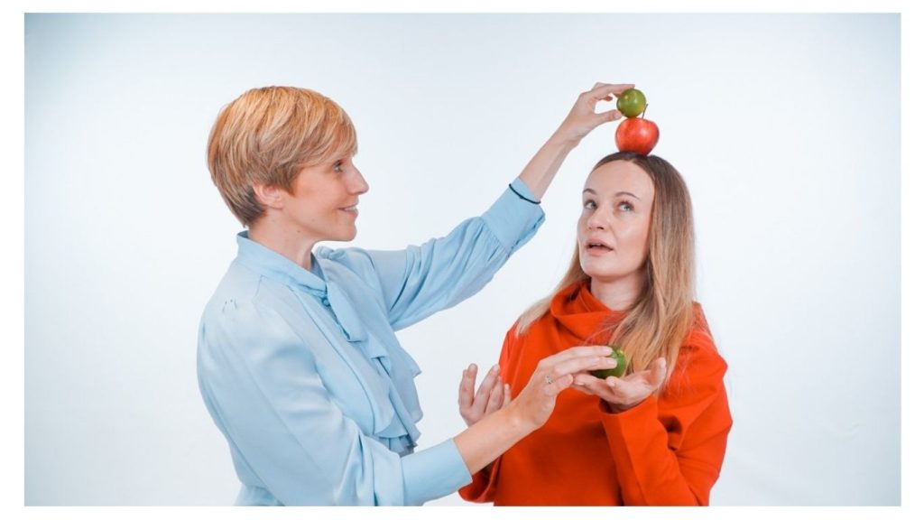 Dietetyczka i autorka książek Magdalena Czyrynda-Koleda oraz Aleksandra Marciniak podczas rozmowy o tym, że sukces w biznesie – podobnie jak w diecie – buduje się etapami. Każdy owoc symbolizuje kolejny krok w procesie.