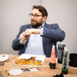 Uczestnik warsztatów malarskich pracujący nad obrazem podczas wydarzenia „Jak malujemy swój wizerunek?” organizowanego przez Twój StartUp.