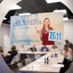 Plakat wydarzenia „Jak malujemy swój wizerunek w oczach innych?” z datą 26.11, widoczny na szybie sali warsztatowej podczas spotkania z Danutą Rolinger-Bednarską.