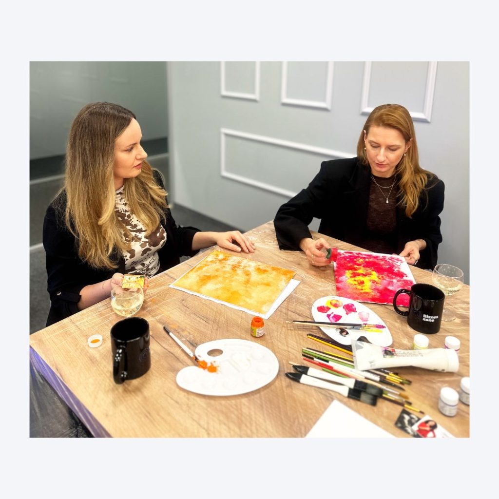 Aleksandra Marciniak i Danuta Rolinger-Bednarska malują obrazy podczas kreatywnych warsztatów Twój StartUp, symbolicznie pracując nad wizerunkiem marki.