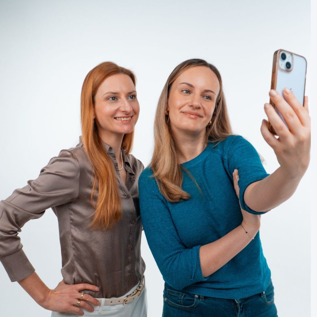 Aleksandra Marciniak i Danuta Rolinger-Bednarska robią wspólne selfie podczas wywiadu o PR, mediach i widoczności biznesu.