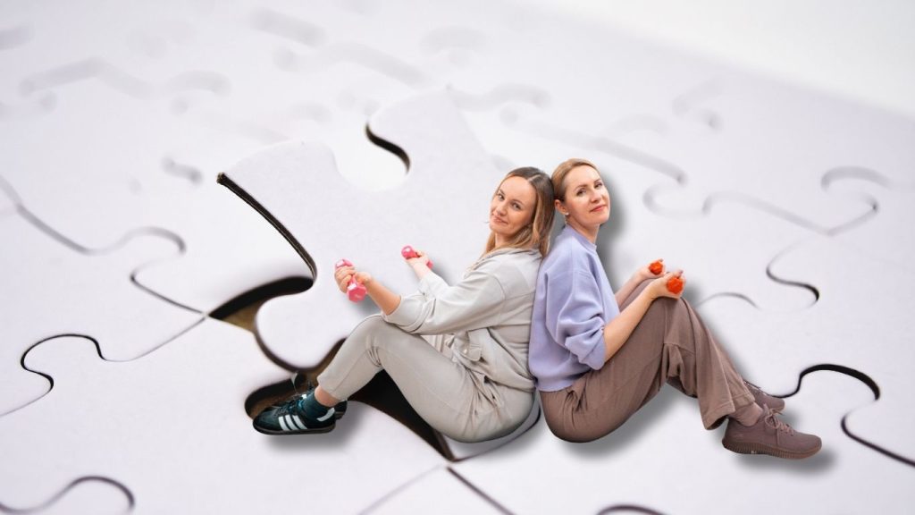 Aleksandra Marciniak i Anna Dorot na tle puzzli symbolizujących zmianę i mental fitness w biznesie.