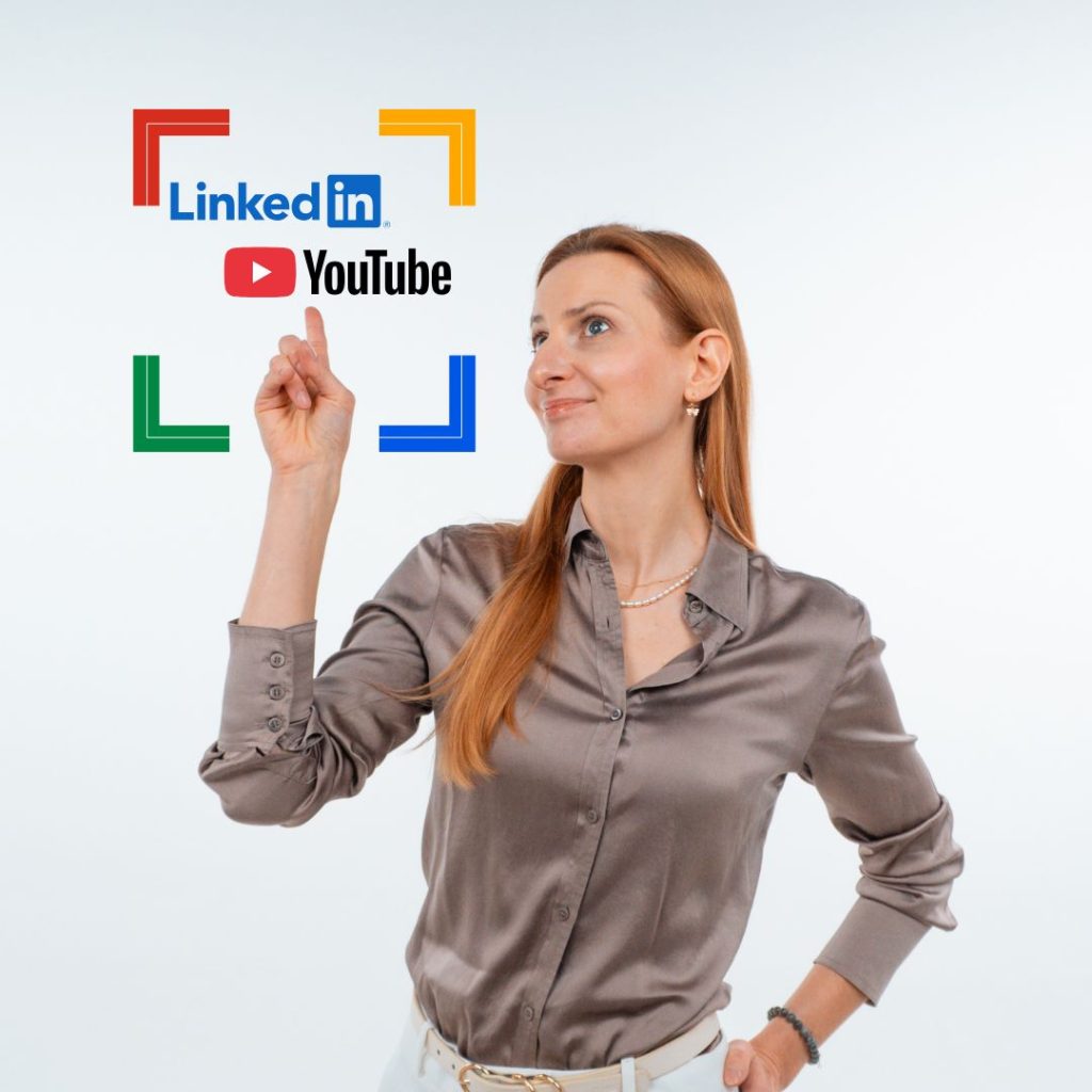 Danuta Rolinger-Bednarska wskazuje logotypy LinkedIn i YouTube, mówiąc o widoczności 360° i synergii działań online